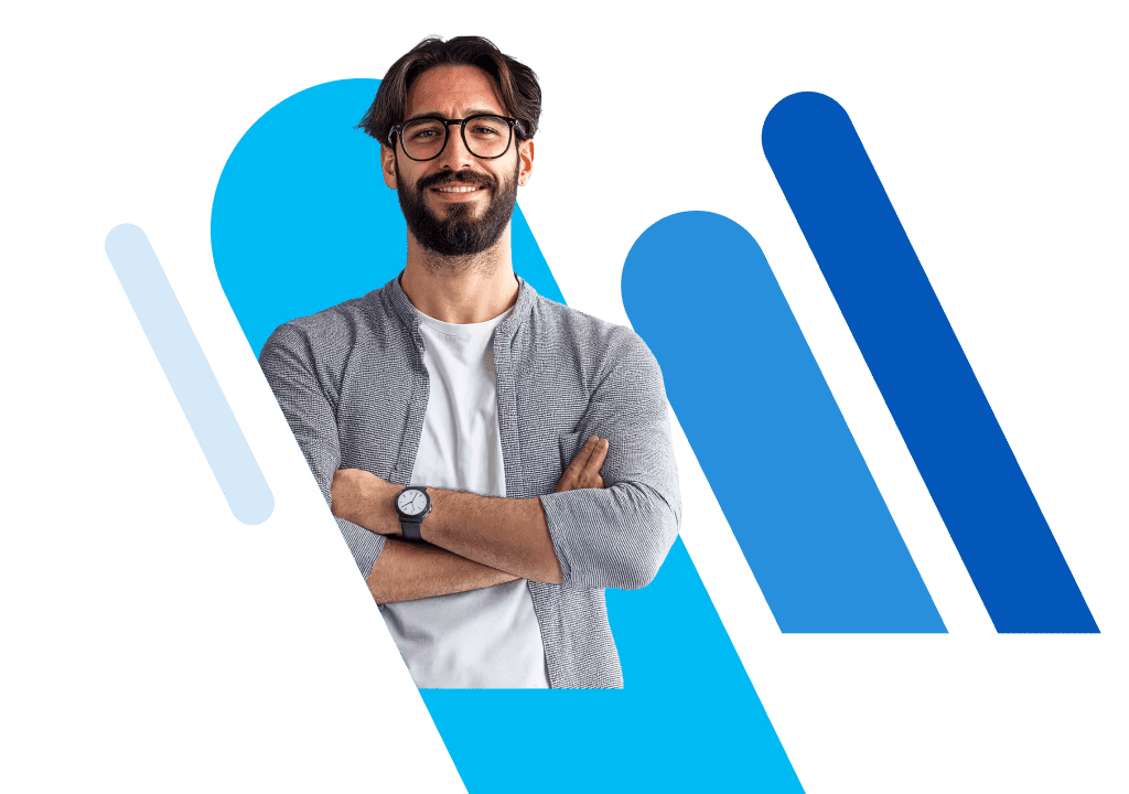 Uomo sorridente davanti a loghi aziendali su sfondo blu.